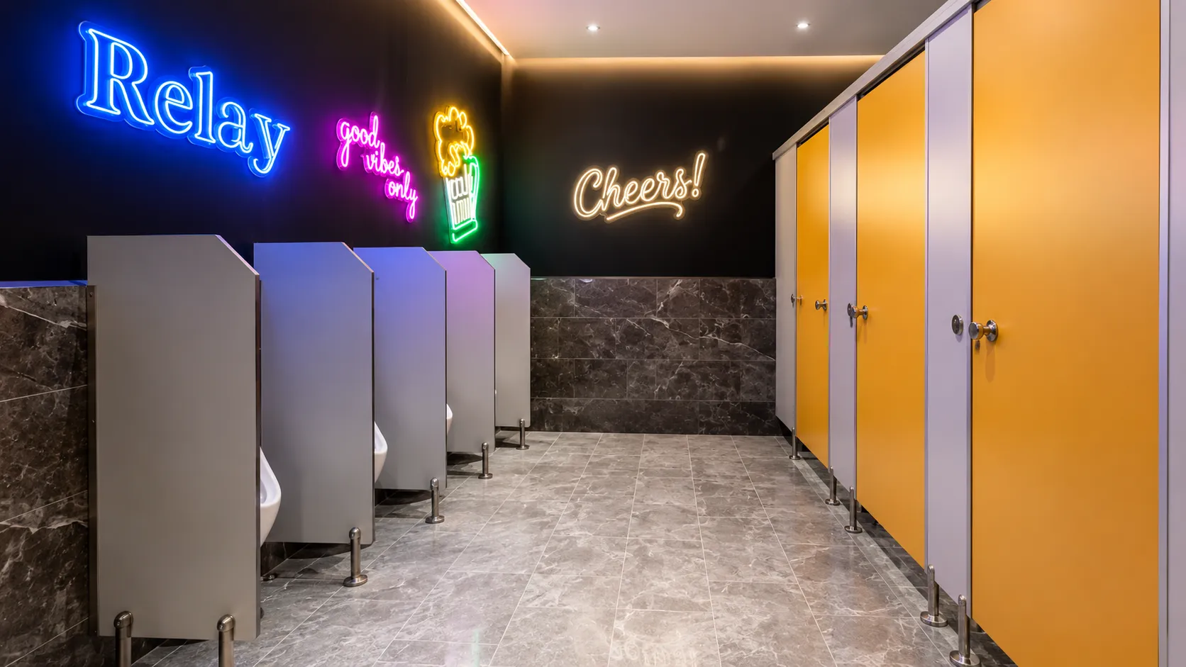 Lắp đặt vách ngăn vệ sinh quán bar Compact HPL